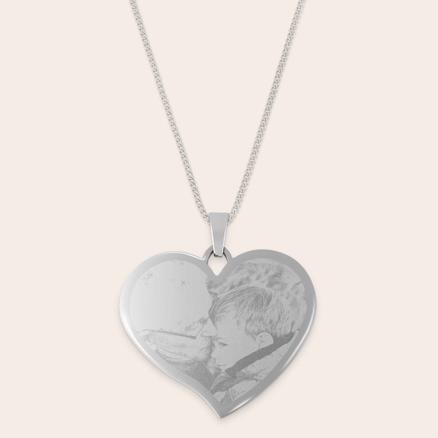 Collar corazón grabado grande Colgante plateado en forma de corazón con foto grabada de dos personas abrazándose