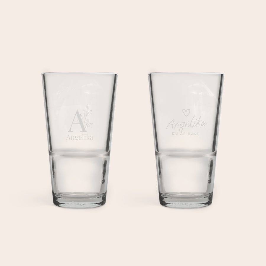 Glas med en halv pint Två personliga halvlitersglas, varav ett är graverat med "Angelika" och ett med "Angelika DU ÄR BÄST", perfekta att säga hurra till alla tillfällen.