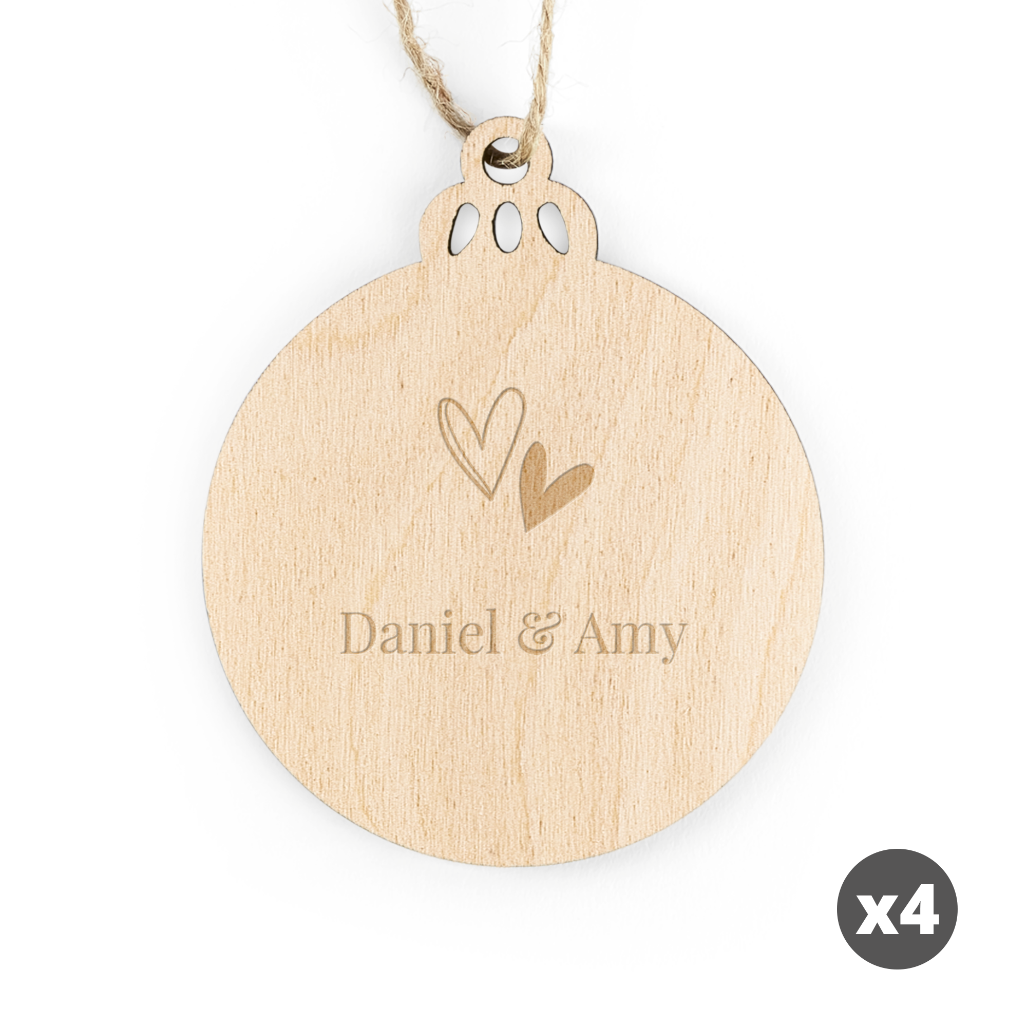 Decorațiune de cerc din lemn pentru Crăciun, gravată cu inimioare și numele Daniel & Amy, perfectă pentru a surprinde pe cei dragi.