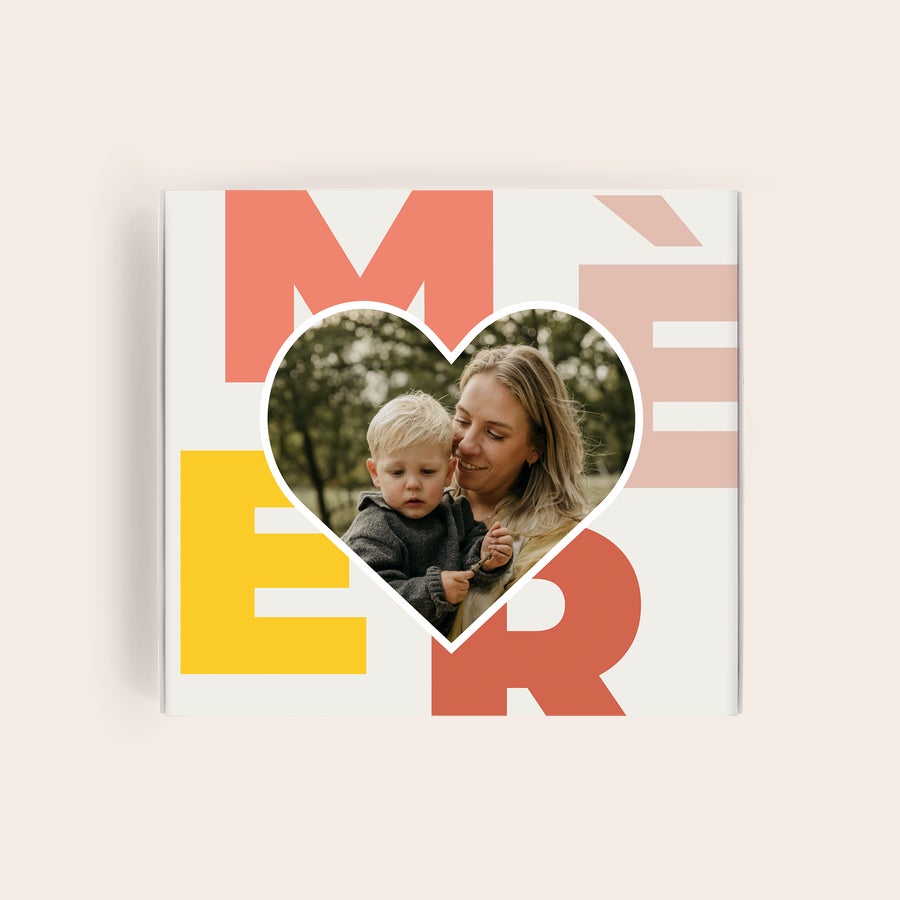 Chocolat Milka Fête des mères Coffret cadeau Milka personnalisé pour la Fête des Mères avec une photo d'une maman et son enfant imprimée sur l'emballage.