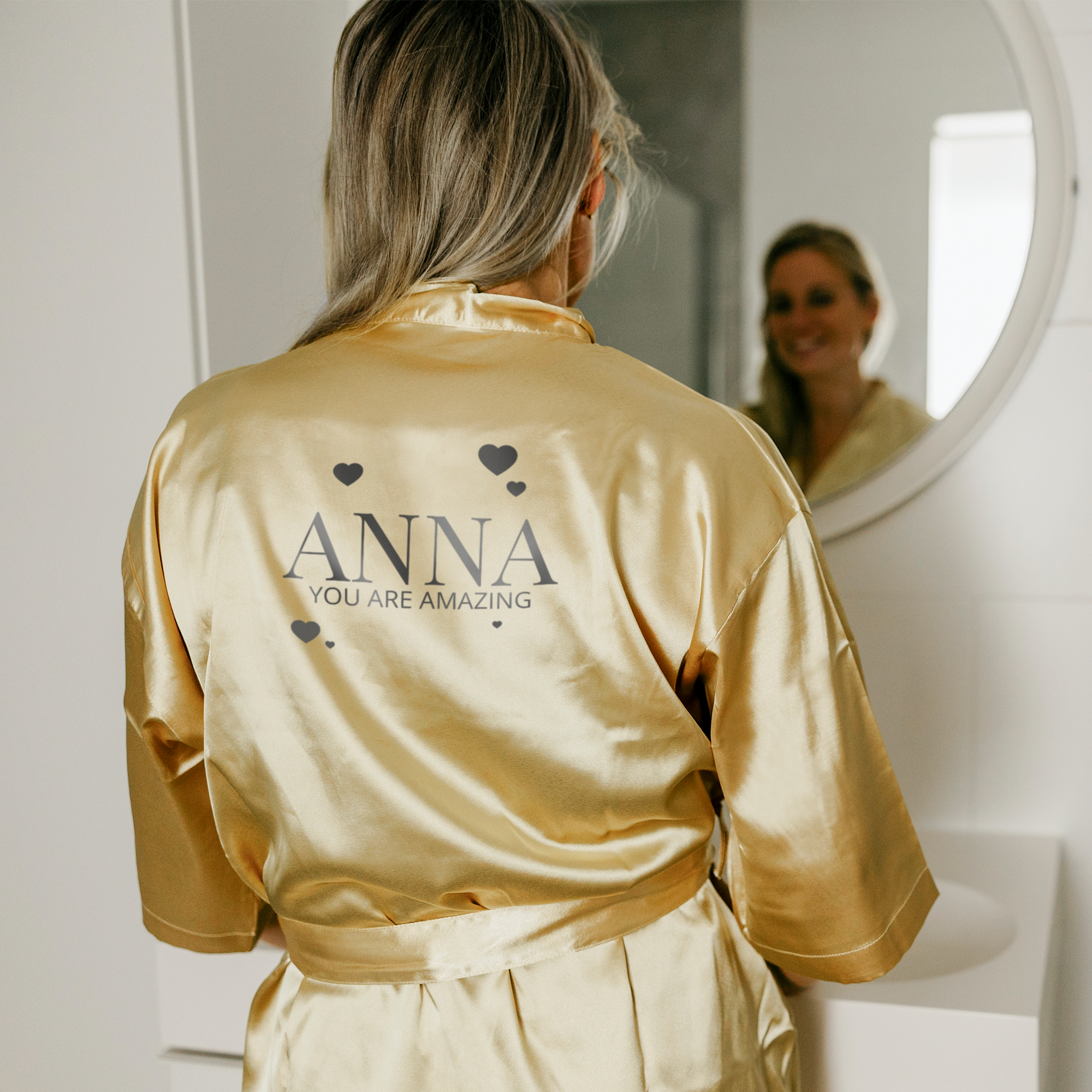 Quimono dourado personalizado para mulher, com nome Anna e corações, estampado no verso.