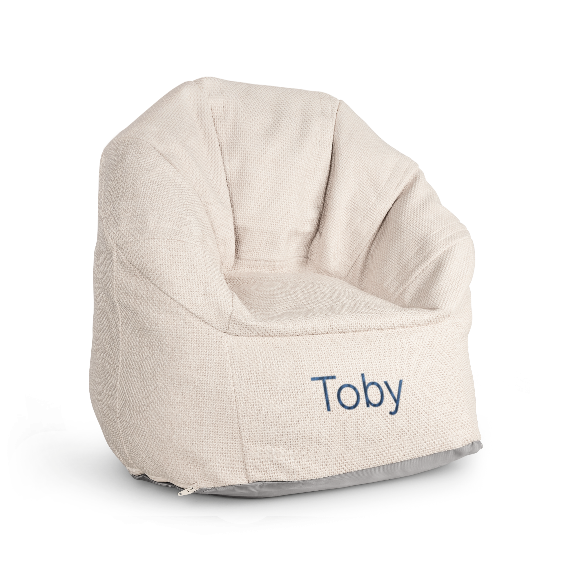 En personlig barnestol i kremfarget stoff med navnet Toby brodert i blått, perfekt for ethvert barn.