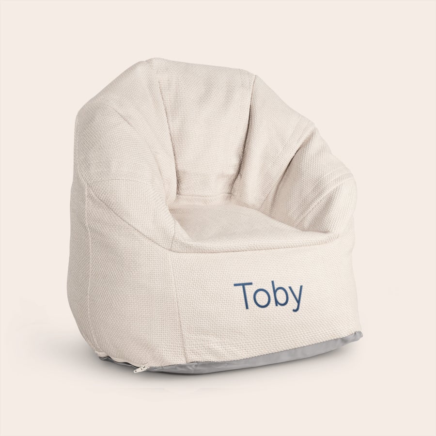 Barnstol med broderat namn Vit barnstol med broderat namn Toby vilken barnstol kommer passa ditt barn
