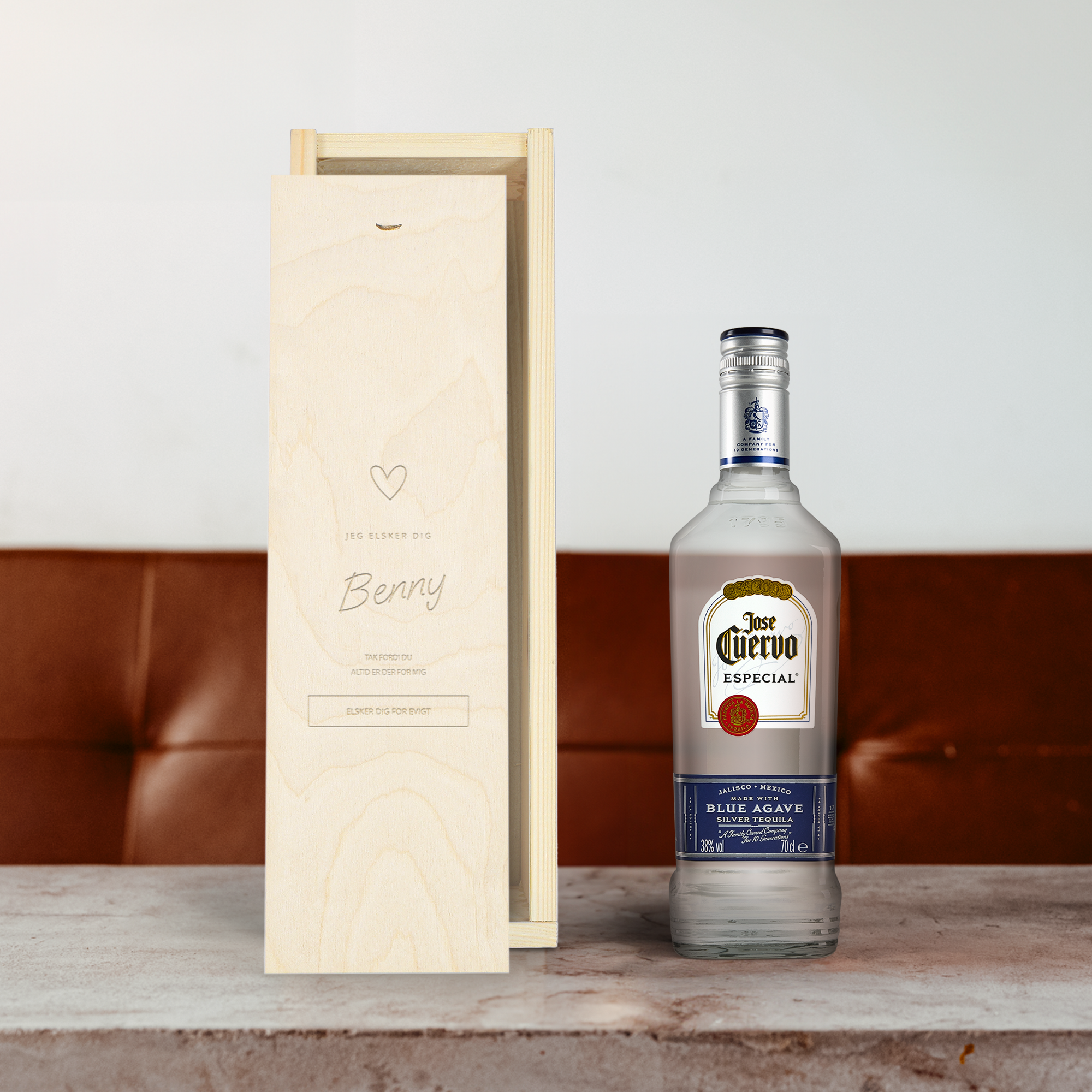 Tequila i indgraveret æske – Jose Cuervo Especial Silver