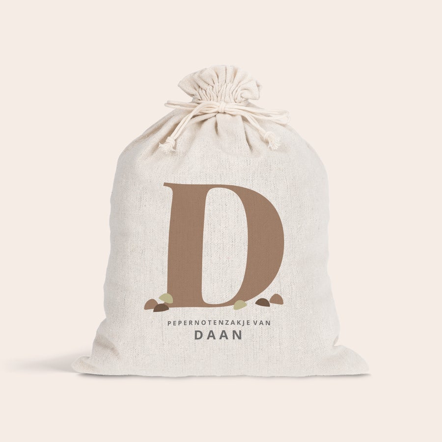 Pepernoten zakje bedrukken Gepersonaliseerd Sinterklaas katoenen zakje, bedrukt met een grote letter D en de tekst Pepernotenzakje van Daan.