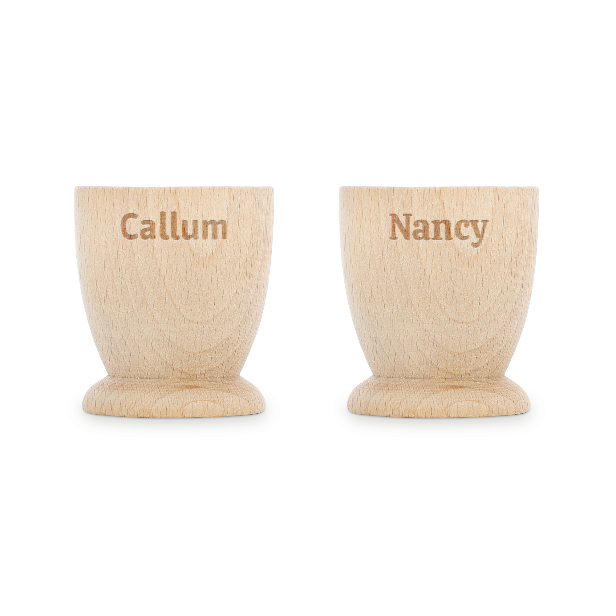 Két személyre szabott tojástartó bükkfából, "Callum" és "Nancy" nevekkel gravírozva, melyek emlékezetessé teszik a reggelit