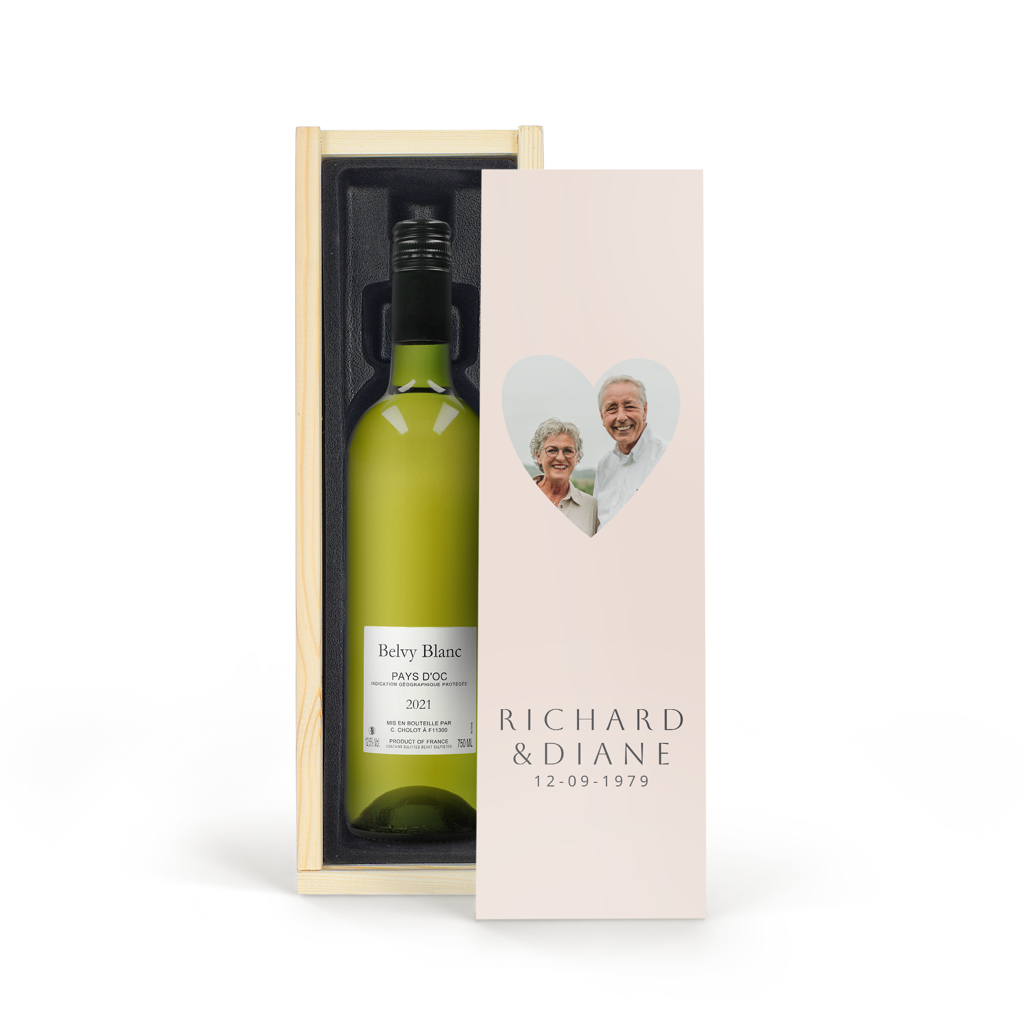 Garrafa de vinho Belvy branco em estojo de luxo de madeira, com foto de um casal e nomes Richard & Diane, com a data 12-09-1979 impressos.