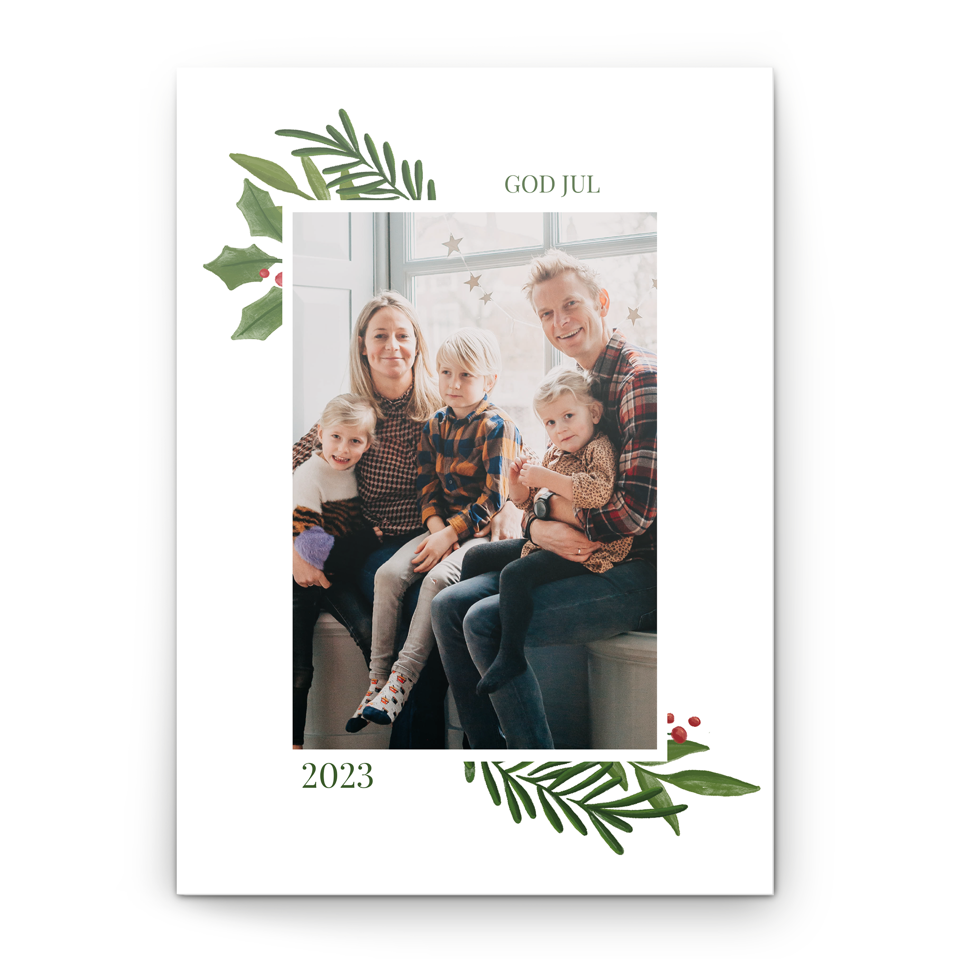 Vitt personligt gratulationskort med en familjebild tryckt på kortet, "GOD JUL" och "2023" i grönt med juldekorationer. Fira en årsdag med ett personligt gratulationskort med bild.