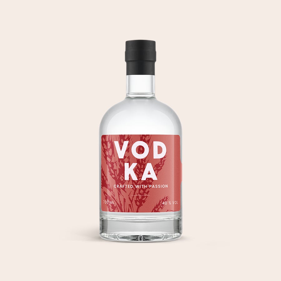 Gin YourSurprise Botella de vodka con etiqueta roja personalizada con texto "VODKA CRAFTED WITH PASSION" y trigo.