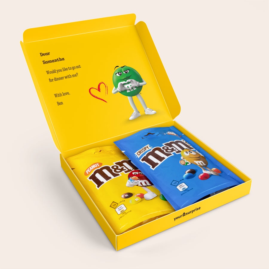 Personalizowane czekolady M&M's Personalizowany zestaw M&M's ze zdjęciem i wiadomością dla Samanthy z imieniem Ben, wydrukowany na żółtym opakowaniu