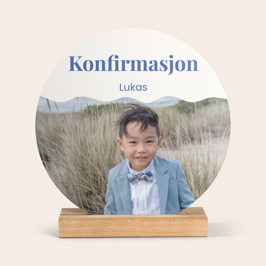Trykt fotoflis i tre med stativ Rund fotoflis i tre med personlig bilde av gutt og teksten Konfirmasjon Lukas, perfekt å overraske din kjære med.