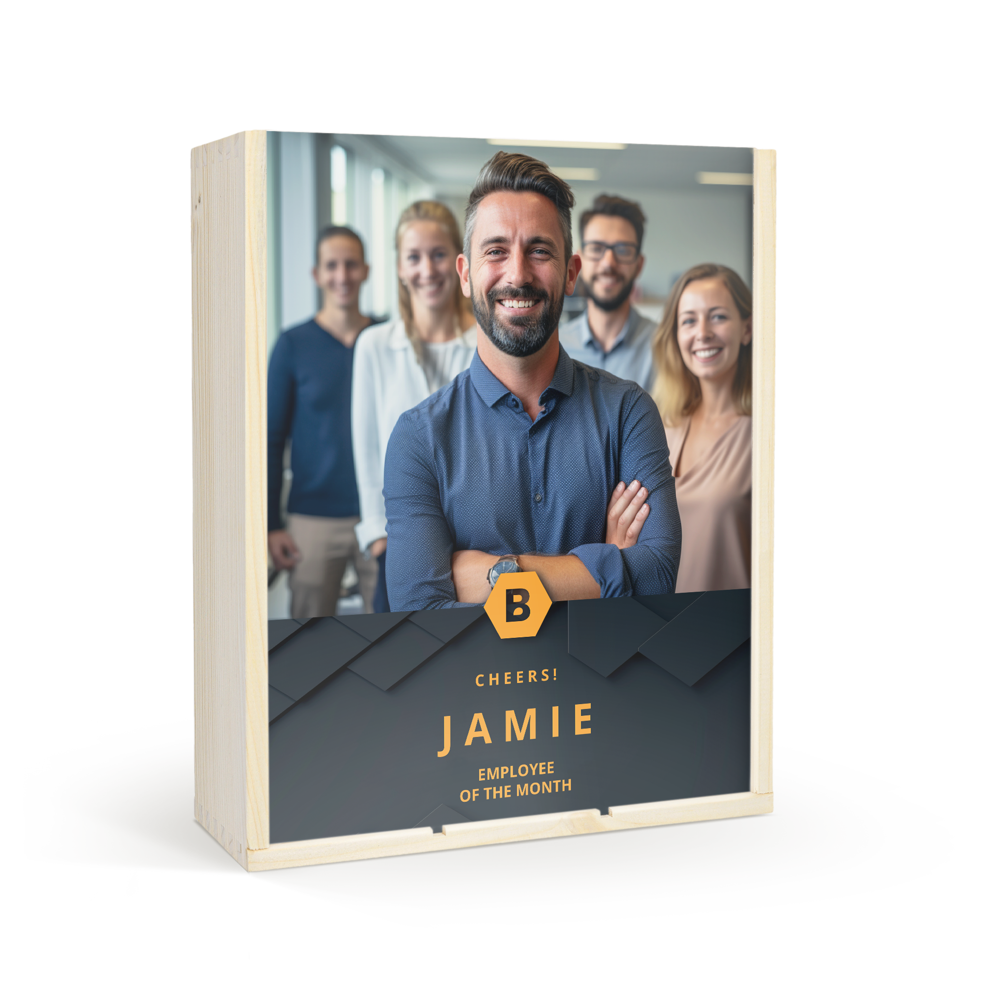 Vinkasse i tre med et foto av et team og teksten "Jamie Employee of the Month" trykt på lokket.