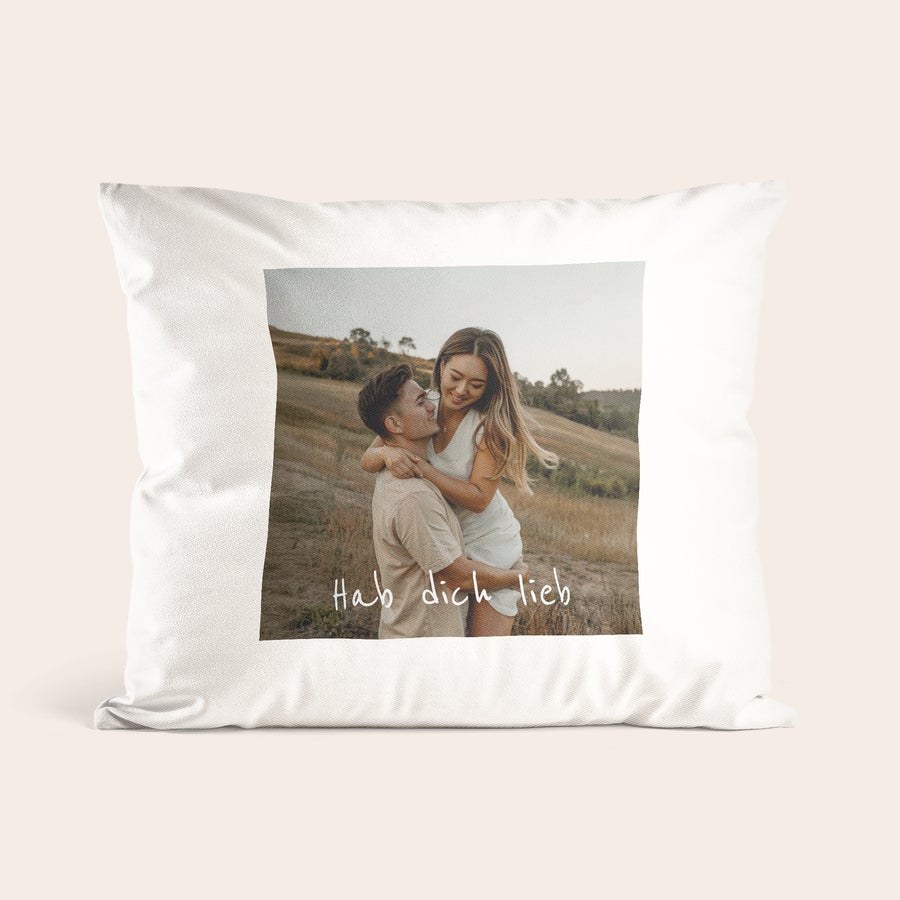 Kissen mit Foto Weiches Kissen mit Foto eines Paares im Feld und dem gedruckten Text "Hab dich lieb"