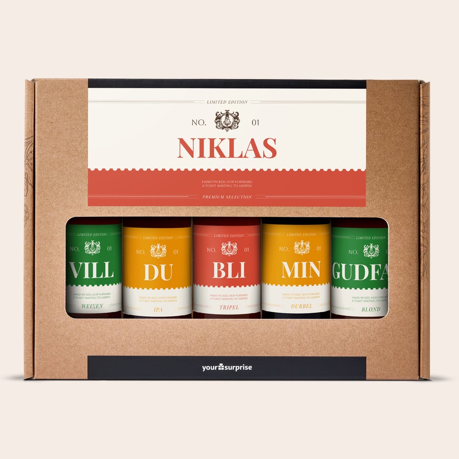 Din personliga ölkollektion Ölpresent med fem flaskor öl i olika smaker, etiketterade med namn och personlig text, inpackade i en presentförpackning med texten "Niklas". Designa ett personligt sortiment av öl till en verklig ölälskare.