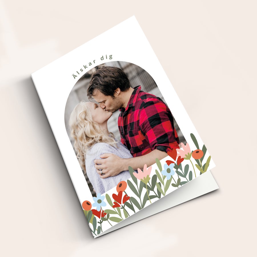 Alla hjärtnas dag-kort Alla hjärtans dag-kort med foto av kyssande par och texten Älskar dig tryckt på framsidan.