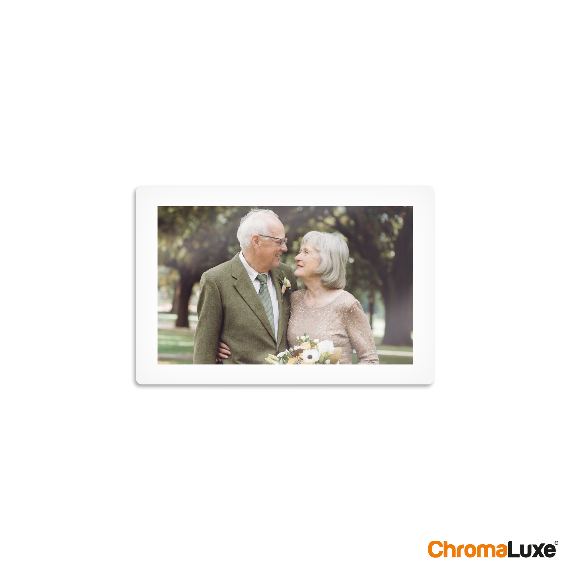 Chromaluxe aluminium fotoprint med et smukt billede af et ældre par der kigger forelsket på hinanden