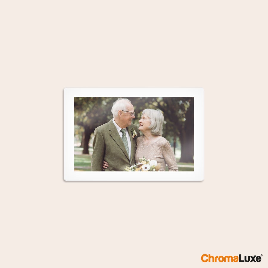 Aluminium fotopanel Chromaluxe aluminium fotoprint med et smukt billede af et ældre par der kigger forelsket på hinanden