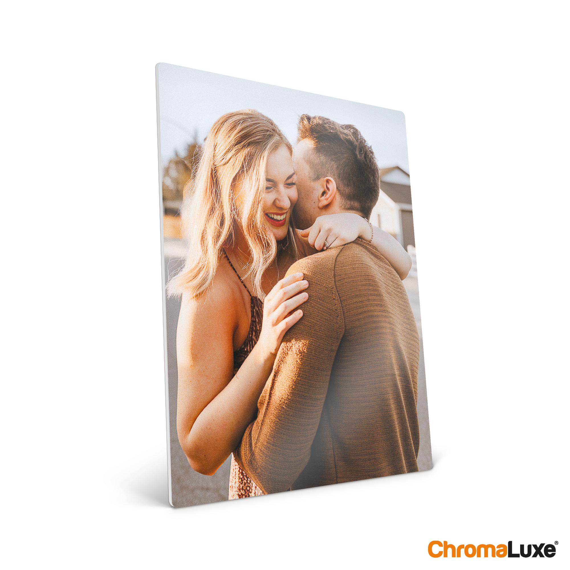 Cadre photo personnalisé ChromaLuxe en aluminium, imprimé avec la photo d'un couple souriant