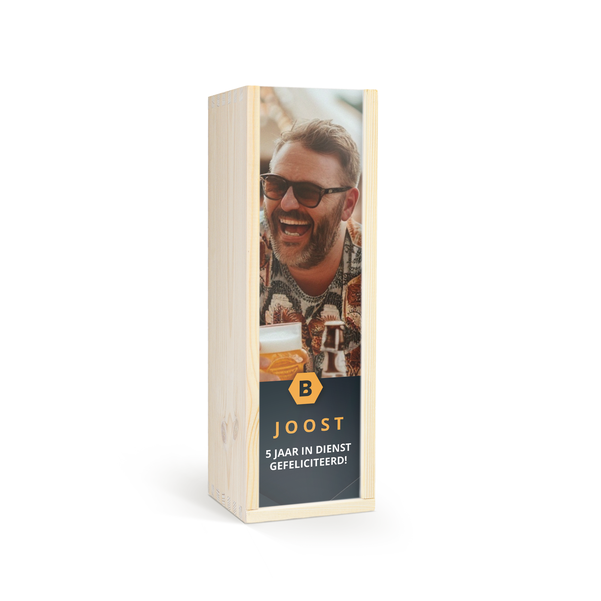 Houten kist met Westmalle Tripel, gepersonaliseerd met foto van lachende man en tekst Joost 5 jaar in dienst