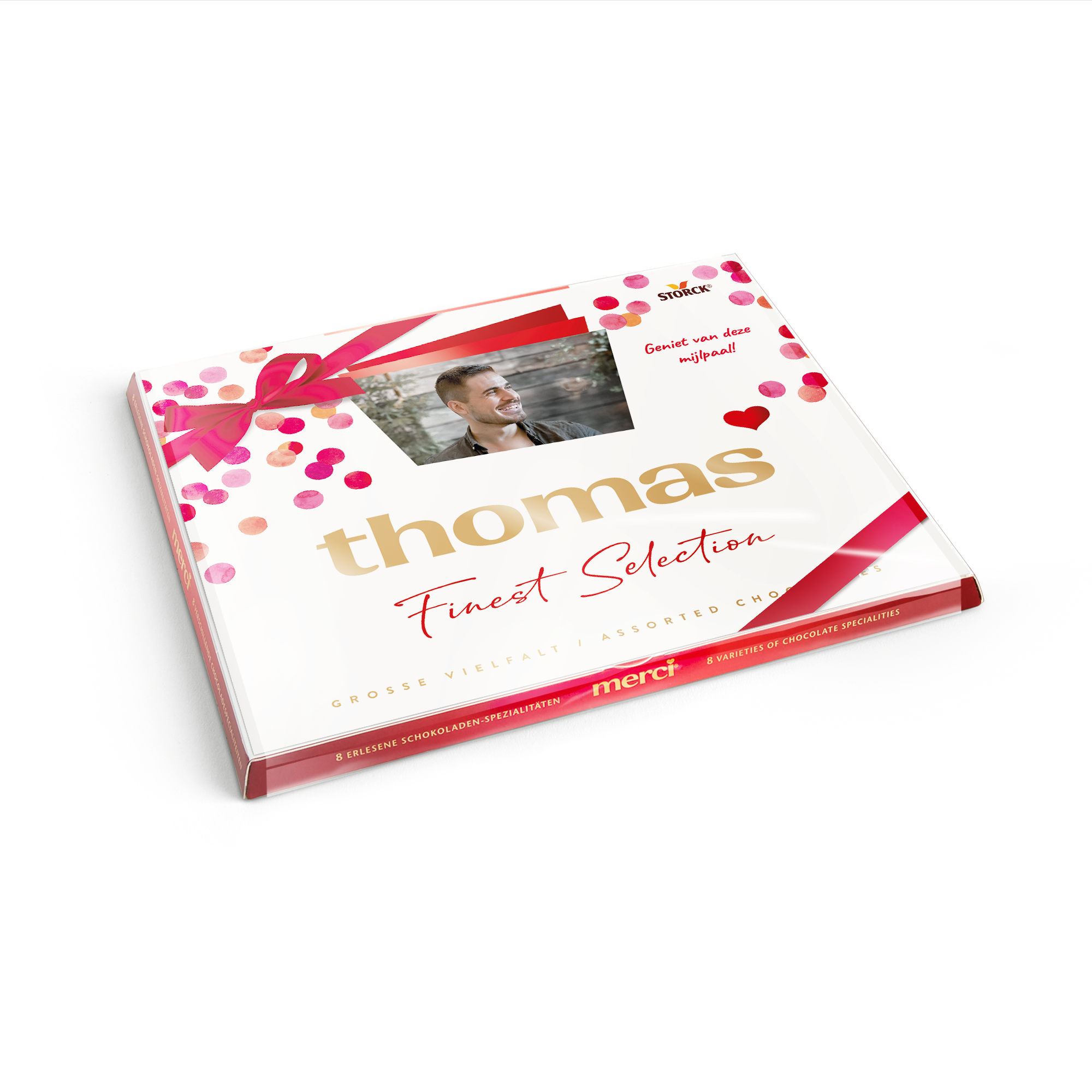 Merci Finest Selection chocolade mix met gepersonaliseerde kaart - 250 gram, bedrukt met een foto van een lachende man en de naam Thomas, versierd met confetti en een rode strik, inclusief de tekst "Geniet van deze mijlpaal!".