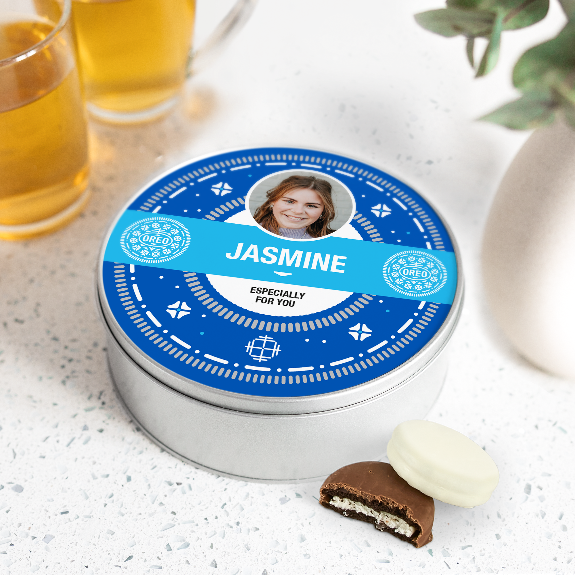 Personalized Oreo gift tin with photo and name Jasmine printed on a blue design, with chocolate-covered Oreos. Who will you surprise with a gift tin filled with delicious Oreo?