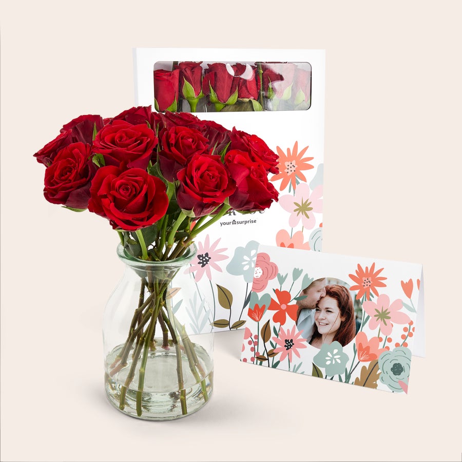 Briefkastenrosen Rote Briefkastenblumen in Vase und Verpackung mit einer personalisierten Grußkarte, bedruckt mit einem Foto