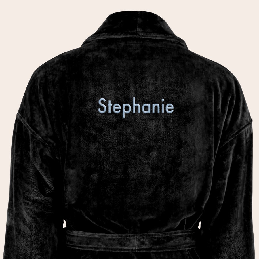 Dame Badekåbe med navn Luksus morgenkåbe til damer i sort frotté med navnet Stephanie broderet på ryggen i lyseblå.