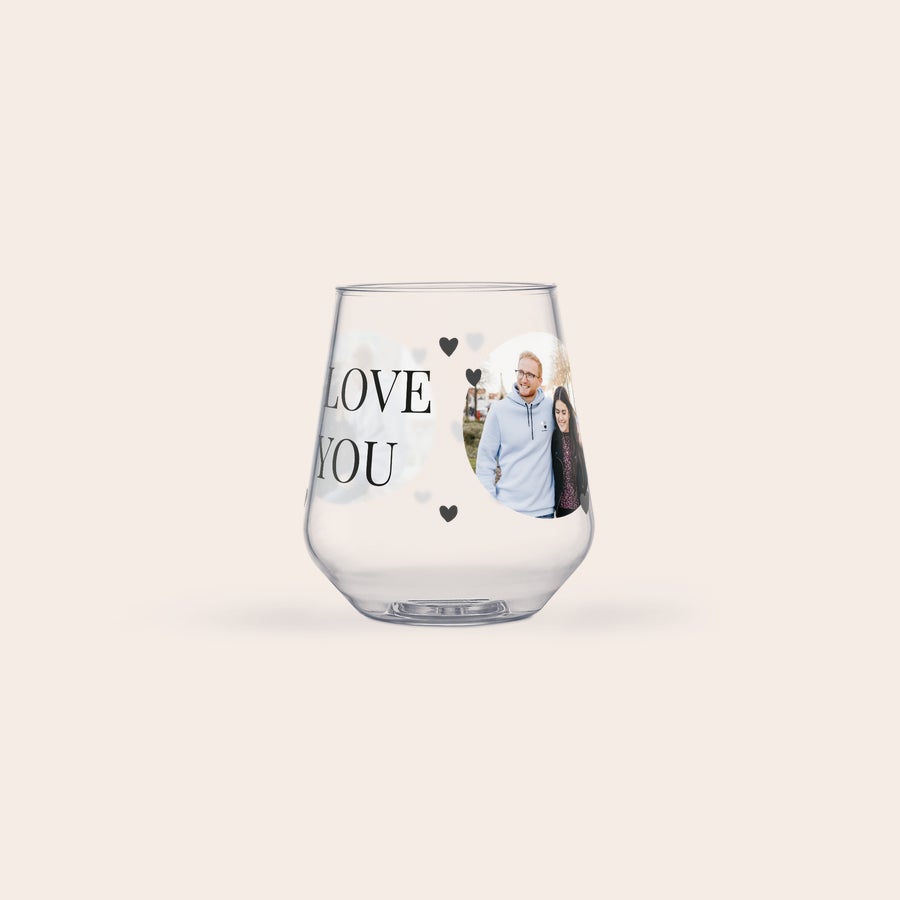 Waterglas bedrukken - Kunststof  Bedrukt waterglas met de tekst "LOVE YOU", kleine hartjes en een gepersonaliseerde foto van een stel. Stijlvol picknicken.