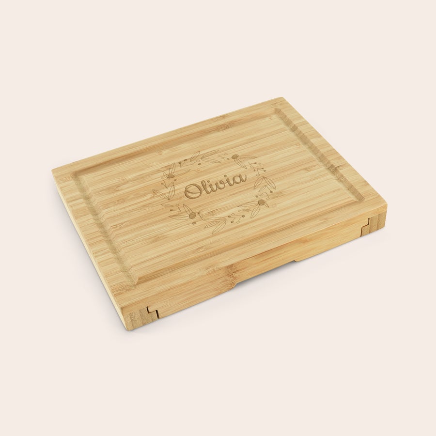 Set cadou tabla cu branza gravata din lemn Set cadou personalizat de tabla de branza din bambus, gravat cu numele Olivia inconjurat de o coroana florala