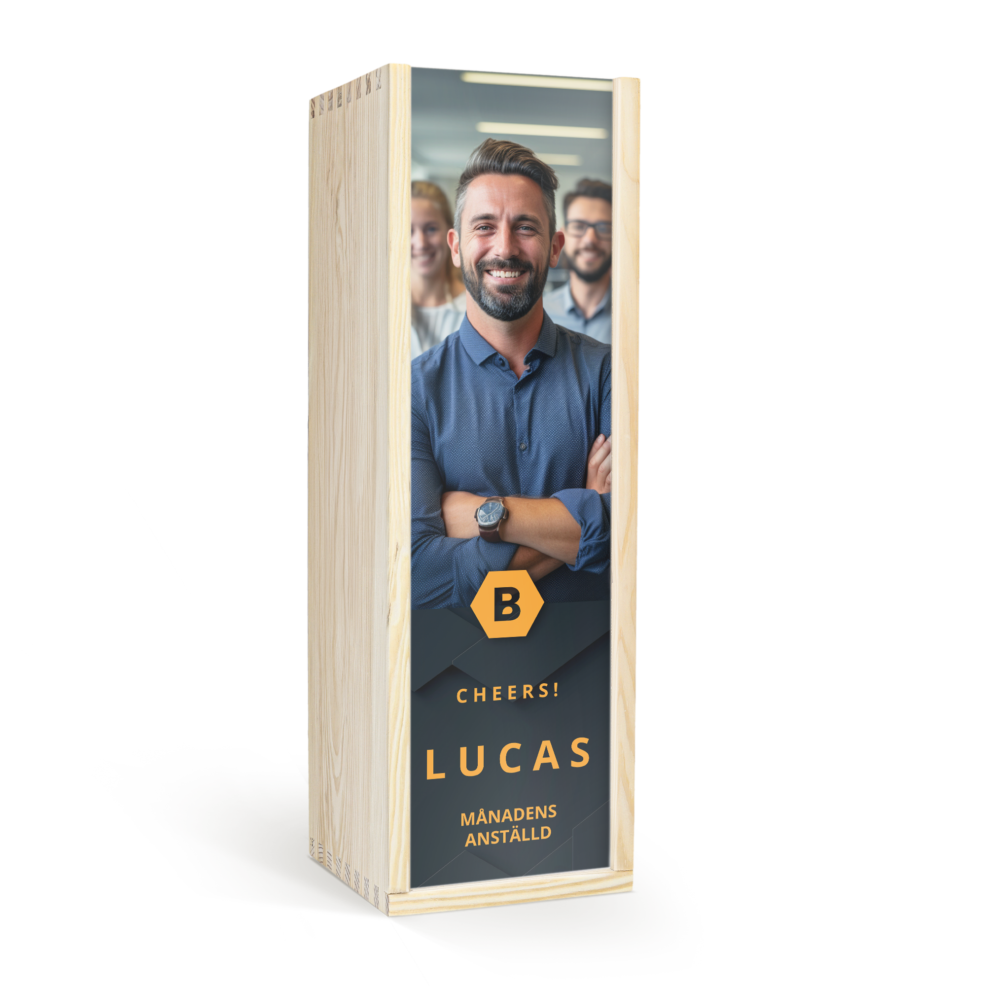 Träfärgad personlig låda med tryckt foto, texten Lucas och "Månadens anställd" för att ge bort en flaska.