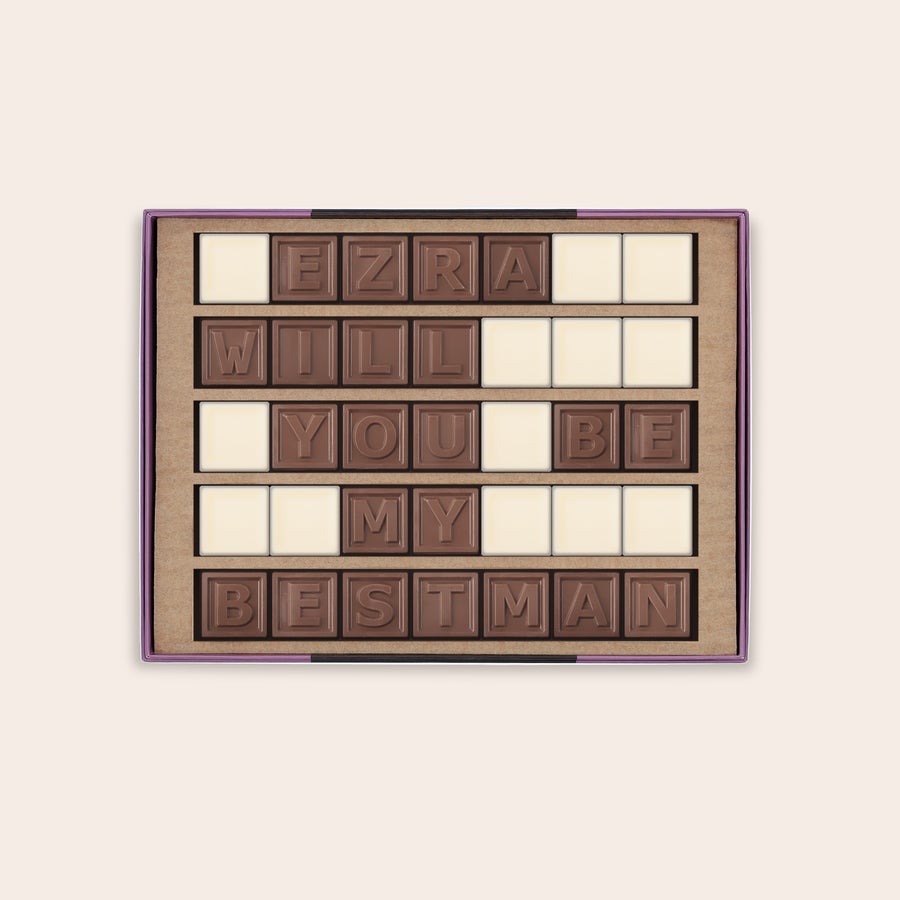Chokladtelegram Ditt personliga chokladtelegram med mjölkchokladbokstäverna Ezra Will You Be My Bestman och vita chokladmellanrum, yum!