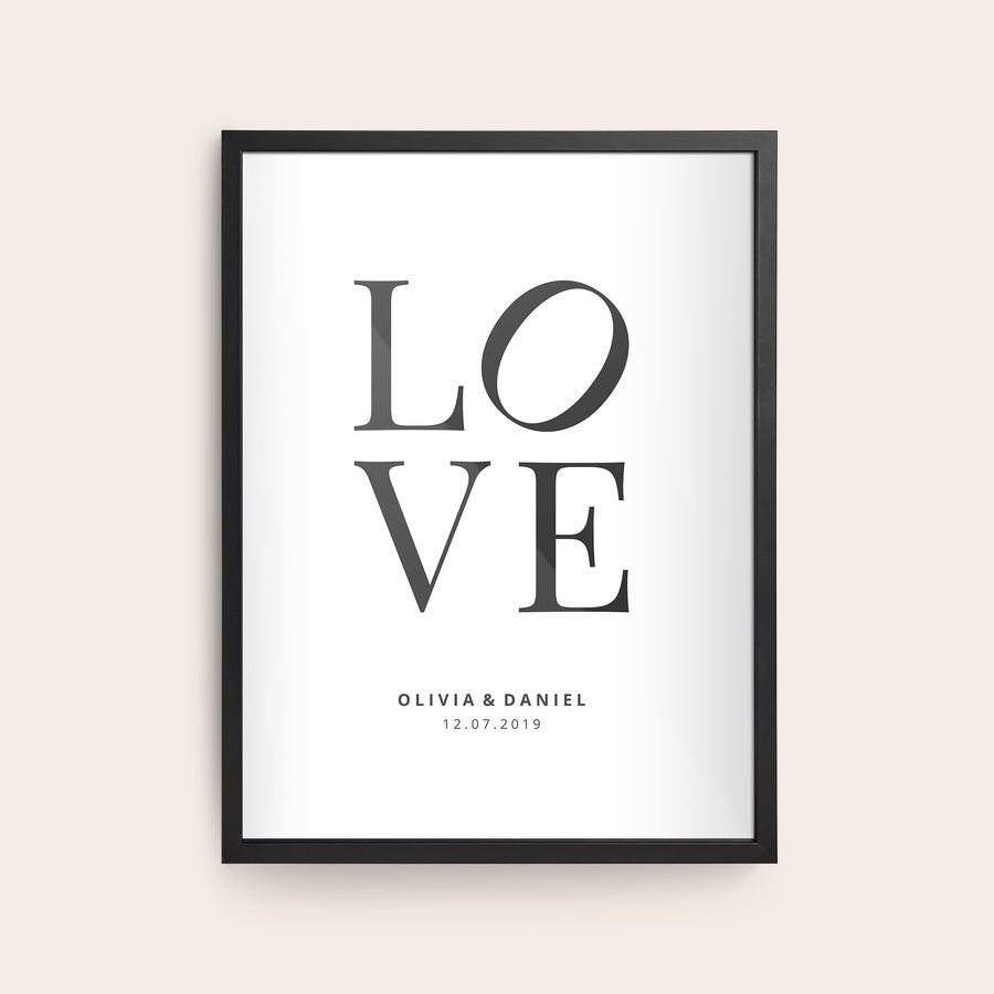 Foto enmarcado Póster personalizado con marco de madera. Diseño estampado con LOVE y los nombres Olivia & Daniel con la fecha 12.07.2019.