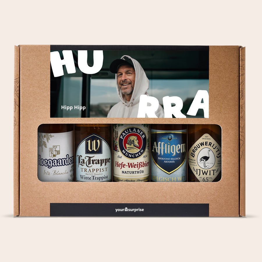 Bier Vatertag Geschenkset personalisieren Ein personalisiertes Biergeschenkset zum Vatertag mit Foto und "HIPP HIPP HURRA", dazu fünf europäische Biere.
