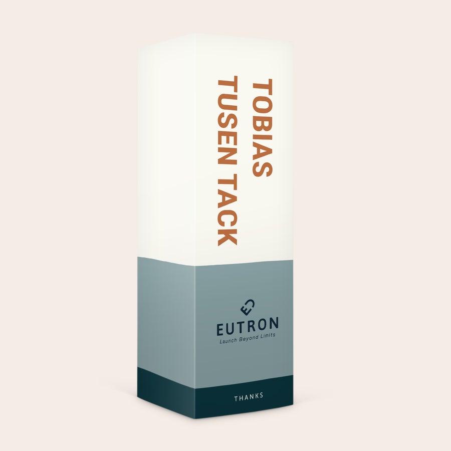 Personlig presentförpackning för godis Personlig lakritsask med namnet Tobias och texten Tusen Tack tryckt på ovansidan och en logotyp på undersidan, perfekt för att överraska dina nära och kära med en personlig lakritsask