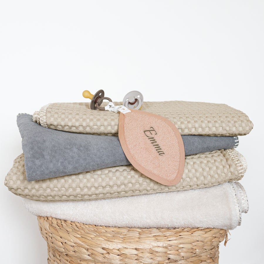 Attache tétine Koeka brodée Attache tétine Koeka personnalisée brodée Emma sur des serviettes surprenant les nouveaux parents