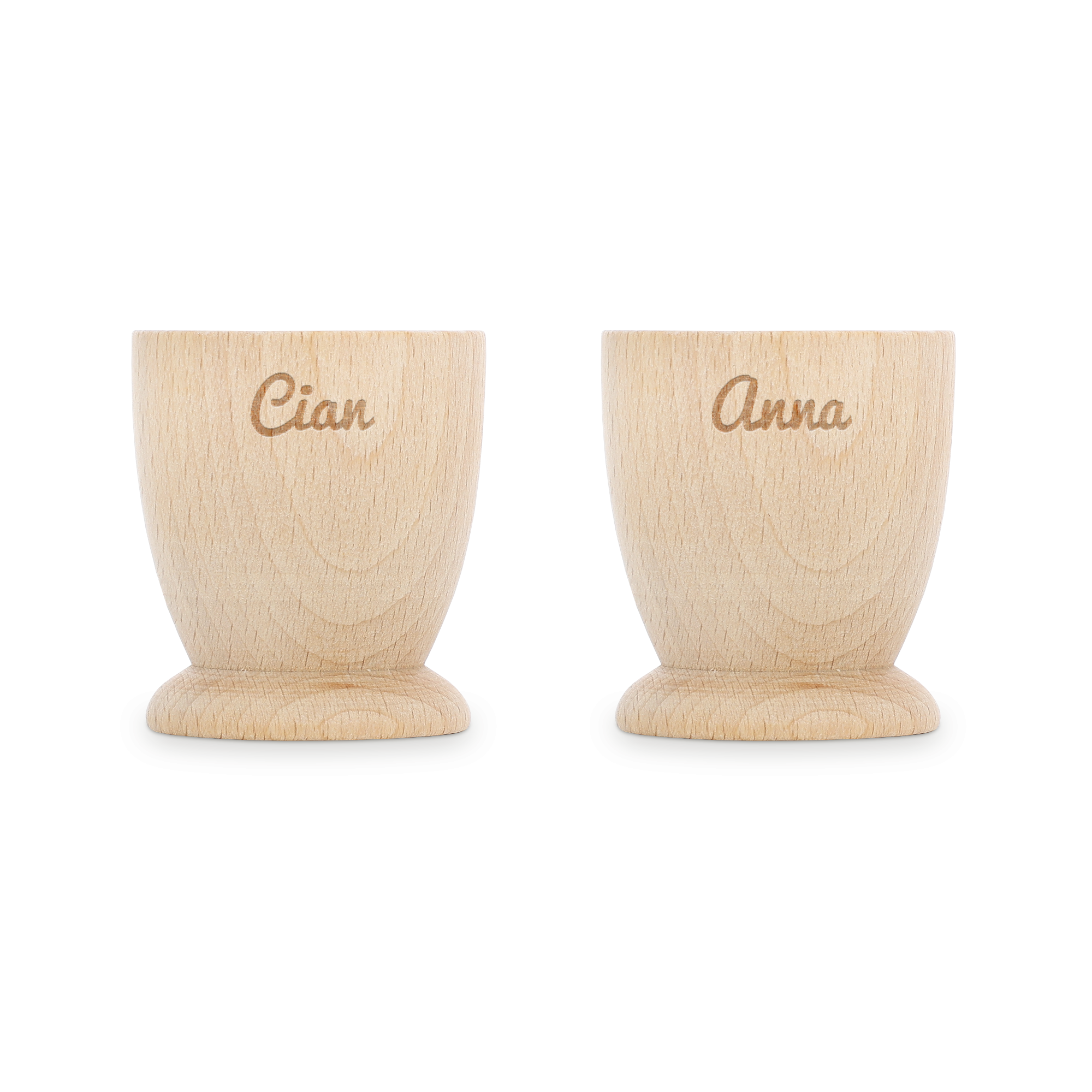 Gepersonaliseerde eierdopjes van beukenhout met de namen Cian en Anna erin gegraveerd.