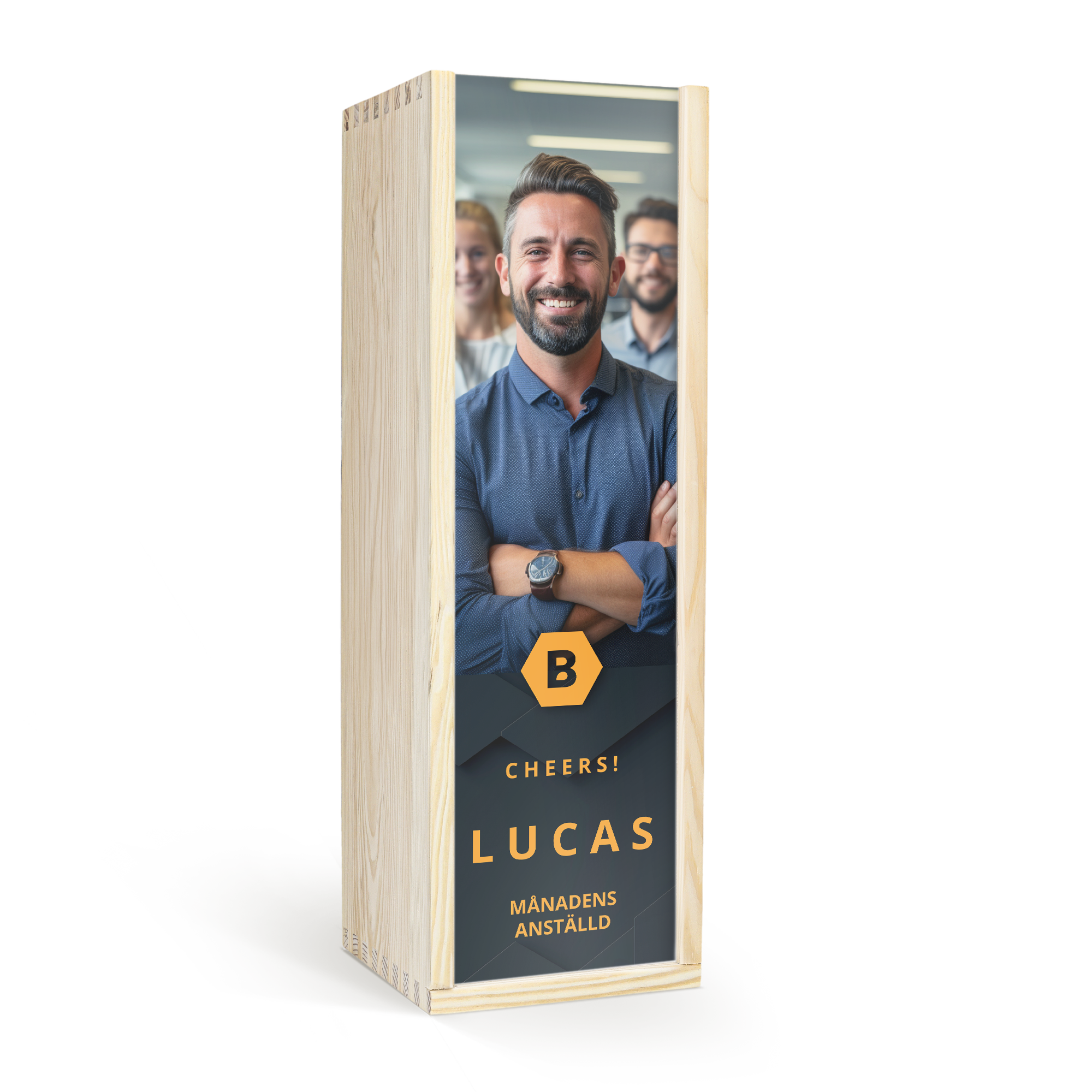 Utsökt gin i en personlig ask med tryckt bild på Lucas som Månadens Anställd. Vem kommer att överraska med en sån flaska?