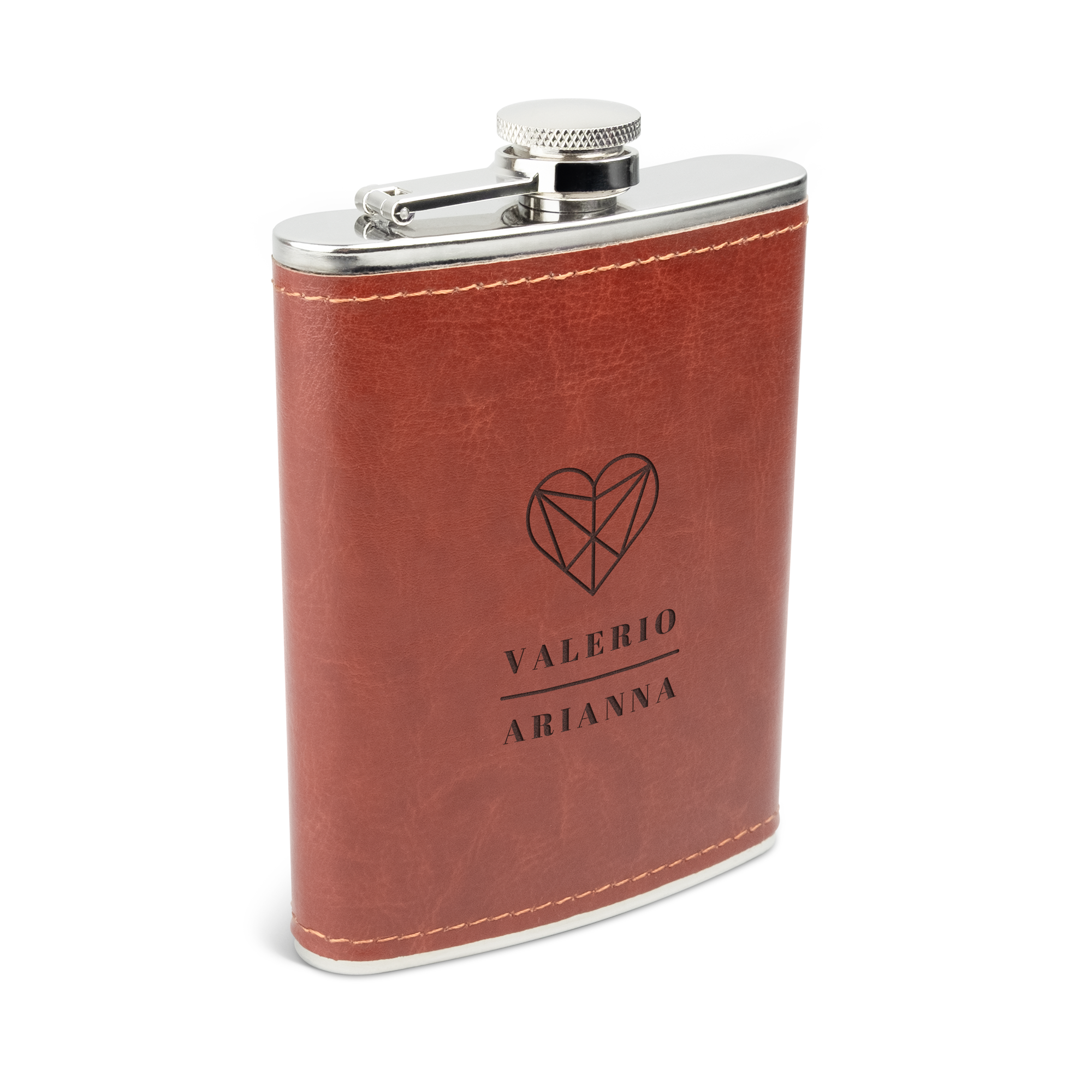 Fiaschetta in acciaio inox con rivestimento in pelle marrone, personalizzata con incisione laser del nome Valerio Arianna e un cuore geometrico. Goditi il tuo drink con questa lussuosa fiaschetta con inciso il tuo nome!