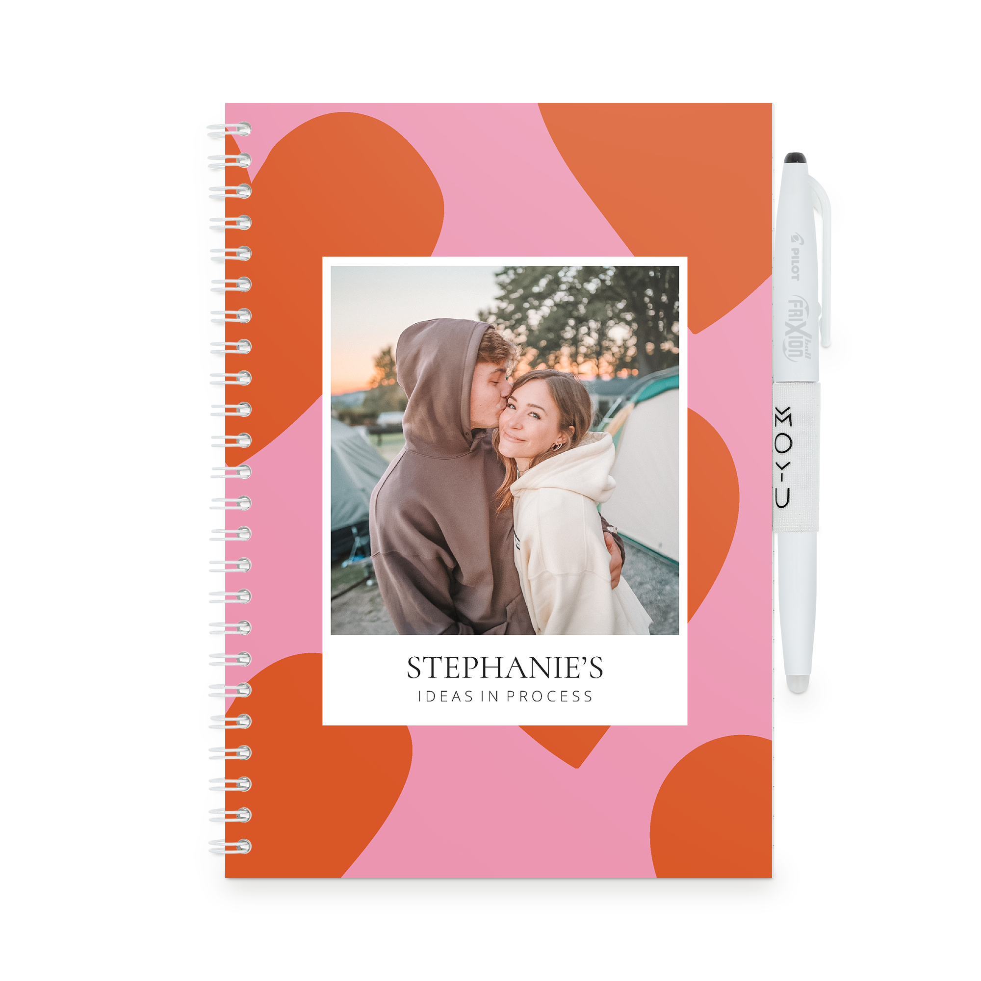 Caderno apagável MOYU personalizado com foto de casal, capa rosa e laranja, e texto 'Stephanie's Ideas in Process'.