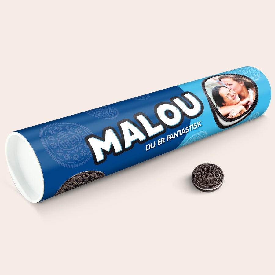 Mega Oreo Gave med navn og billede Personlig Mega Oreo Gaverulle med Malou navn, Du er Fantastisk tekst og et foto af to kvinder.