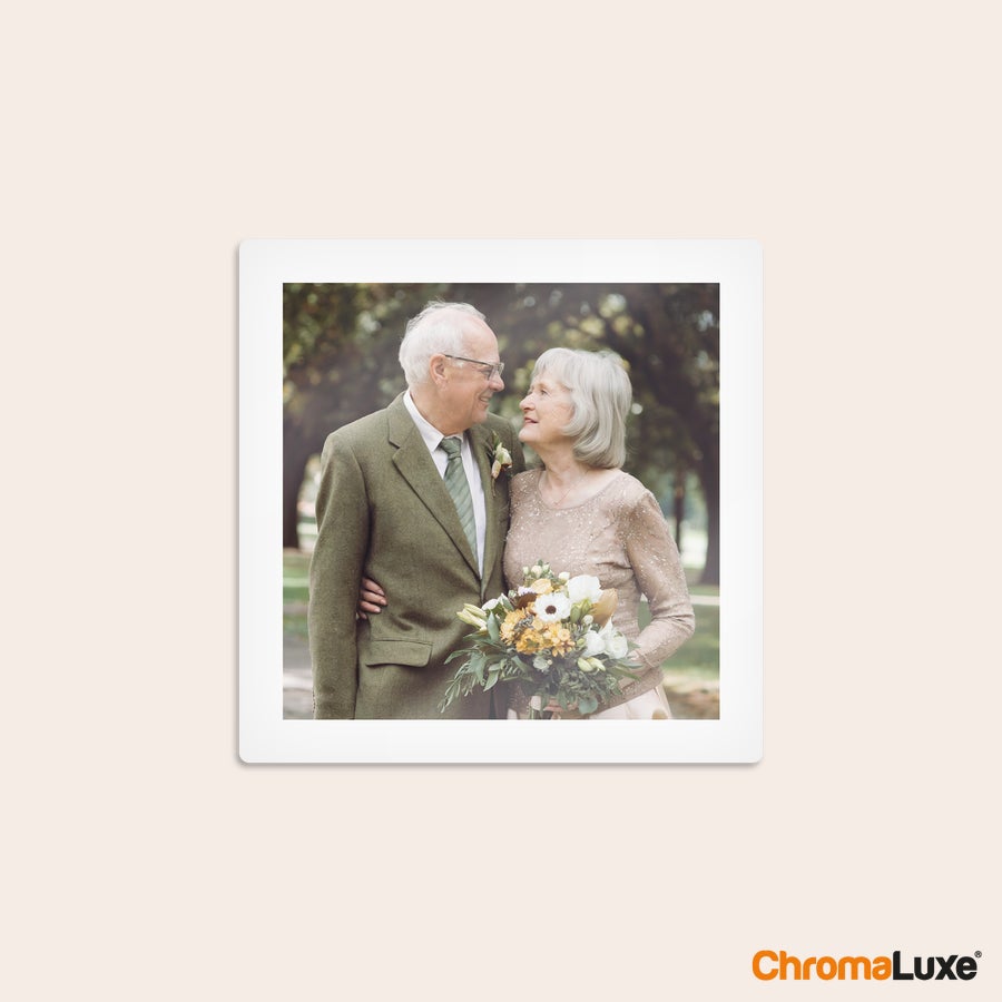 Aluminium fotoprints - Hvit (Chromaluxe) Chromaluxe aluminiumsfotoprint med et smilende eldre par med brudebukett, perfekt for dine favorittminner.