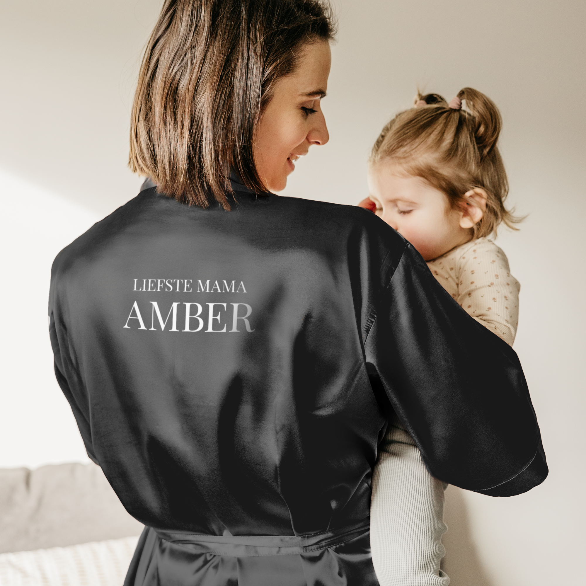 Zwarte fluweelzachte kimono met "Liefste Mama Amber" bedrukt, om iemand te verrassen met een kimono met naam