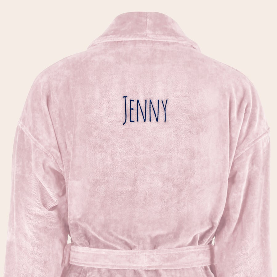 Badekåpe for kvinner med navn Luksuriøs personlig badekåpe i rosa med navnet JENNY brodert i marineblått.