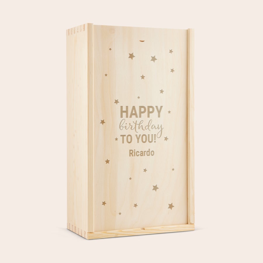 Whisky Gentleman Jack Bourbon personalizado Caja de madera grabada con "Happy birthday to you" y el nombre "Ricardo" con estrellas. Ideal para una botella de whisky Gentleman Jack.