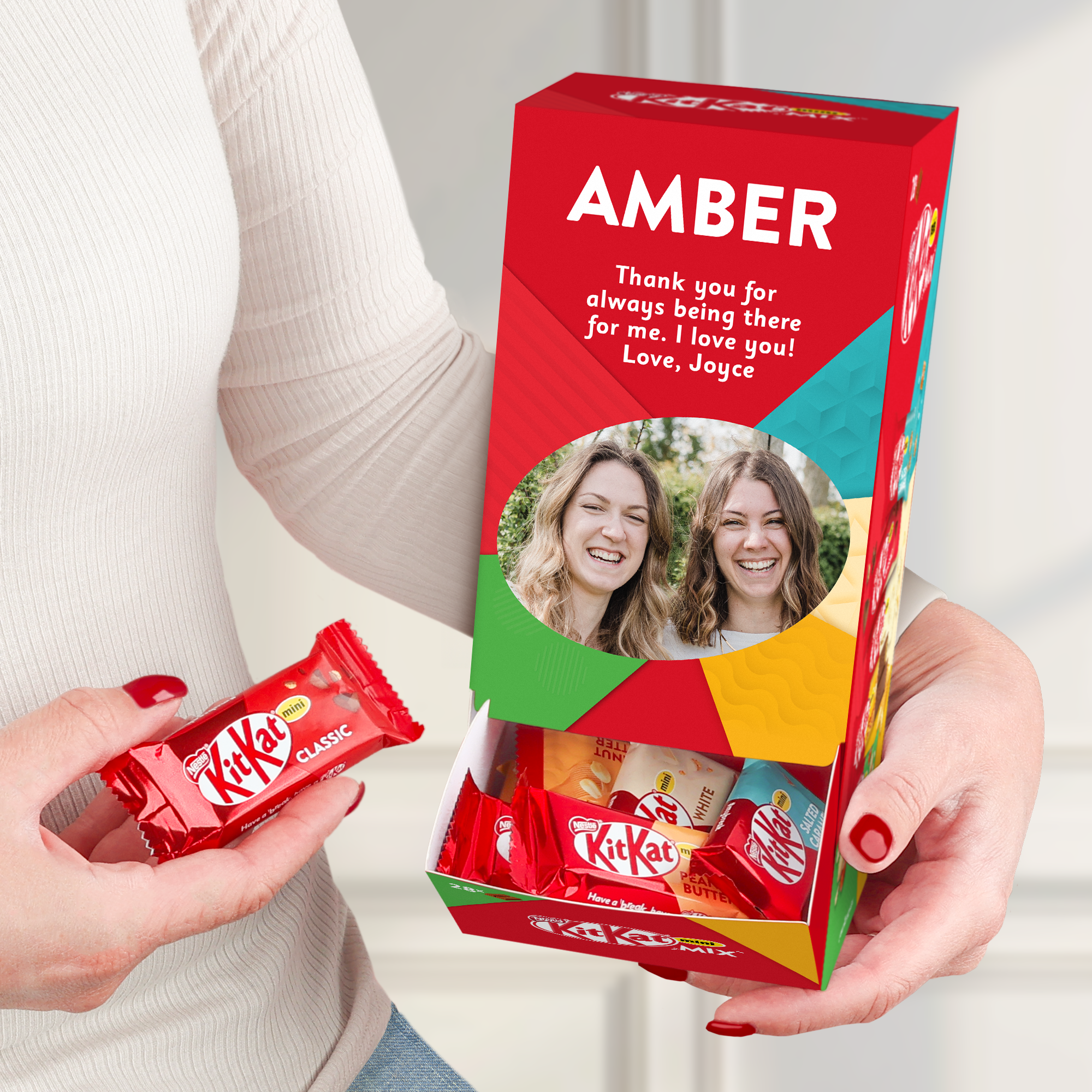 Rot bedruckte KitKat Box mit Namen Amber, Text und Fotos, gefüllt mit KitKat Minis für einen Schokoliebhaber.