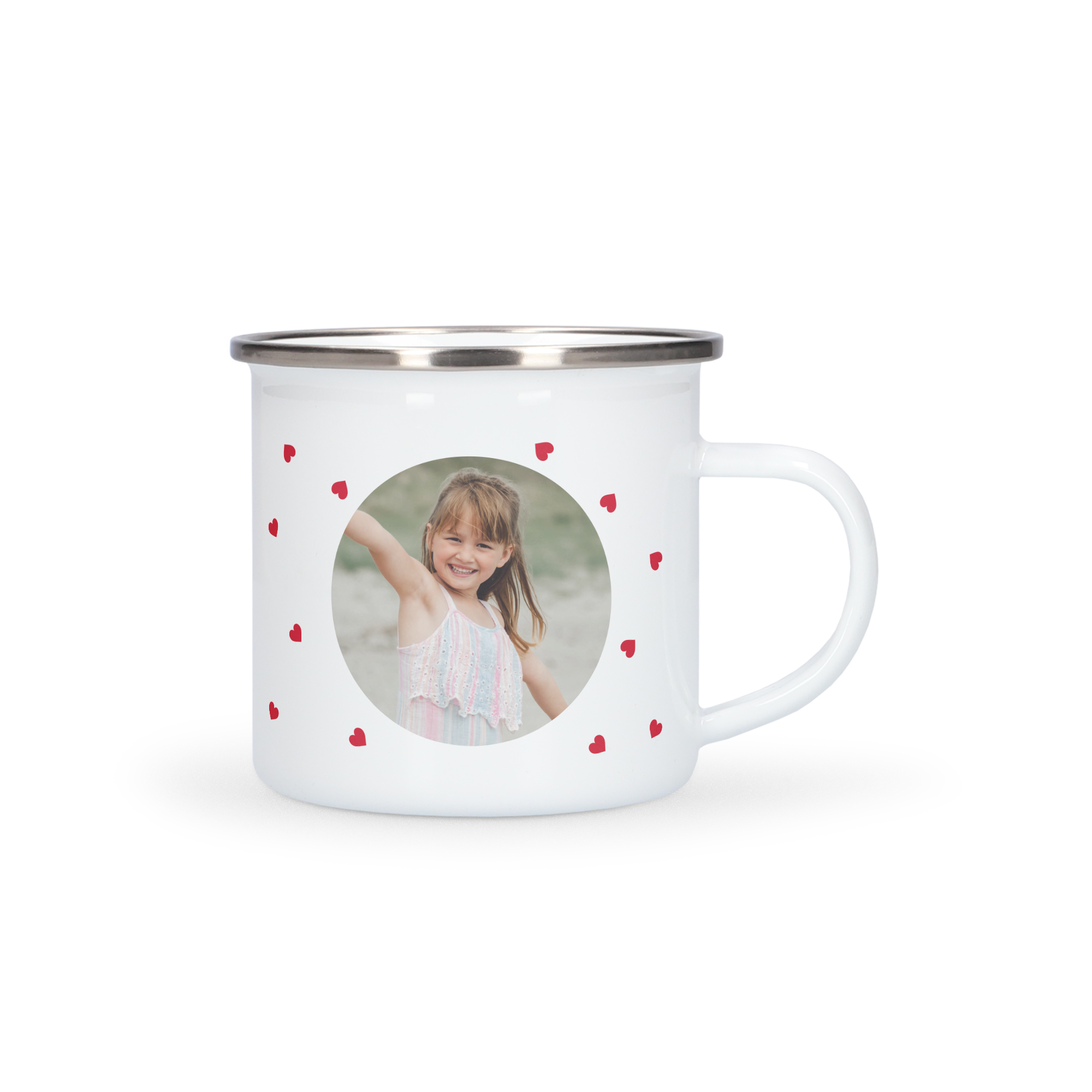 Mug émaillé blanc personnalisé avec photo dune enfant souriante et motifs de cœurs rouges