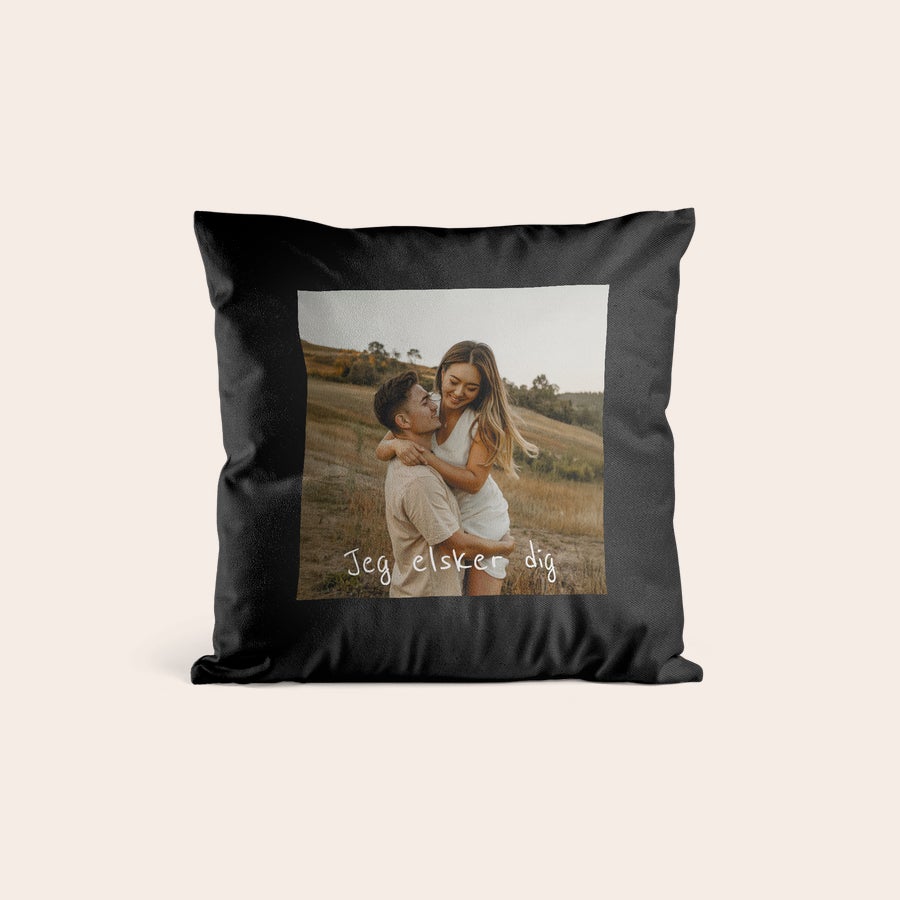 Pude med billede Sort super blød pude med billede af et par og teksten Jeg elsker dig trykt på puden.