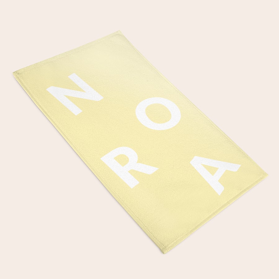 Prosop personalizat Prosop personalizat galben pal, imprimat cu numele NORA cu litere albe, o idee de prosop personalizat.