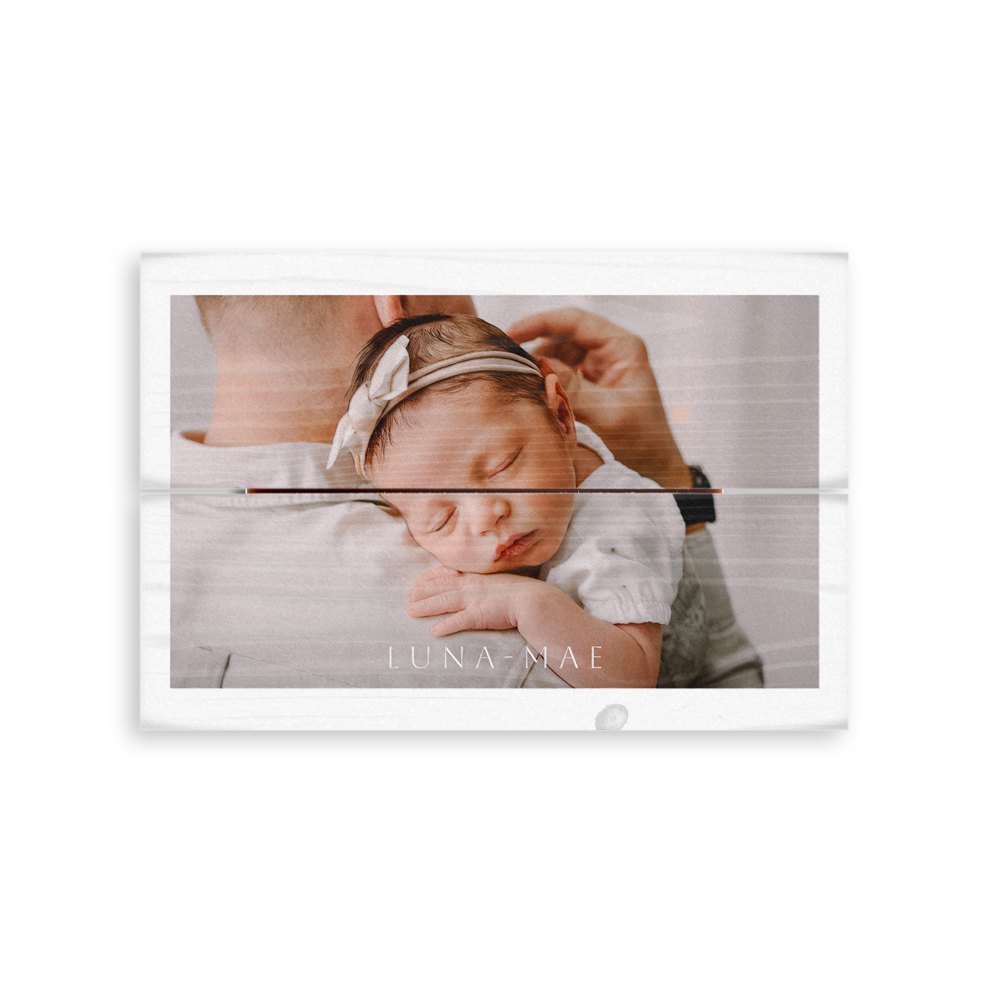 Photo imprimée personnalisée sur planches en bois avec un bébé endormi et le prénom Luna Mae