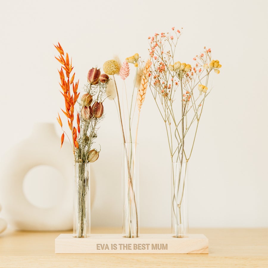 Sušené květiny s personalizovaným dřevěným stojanem